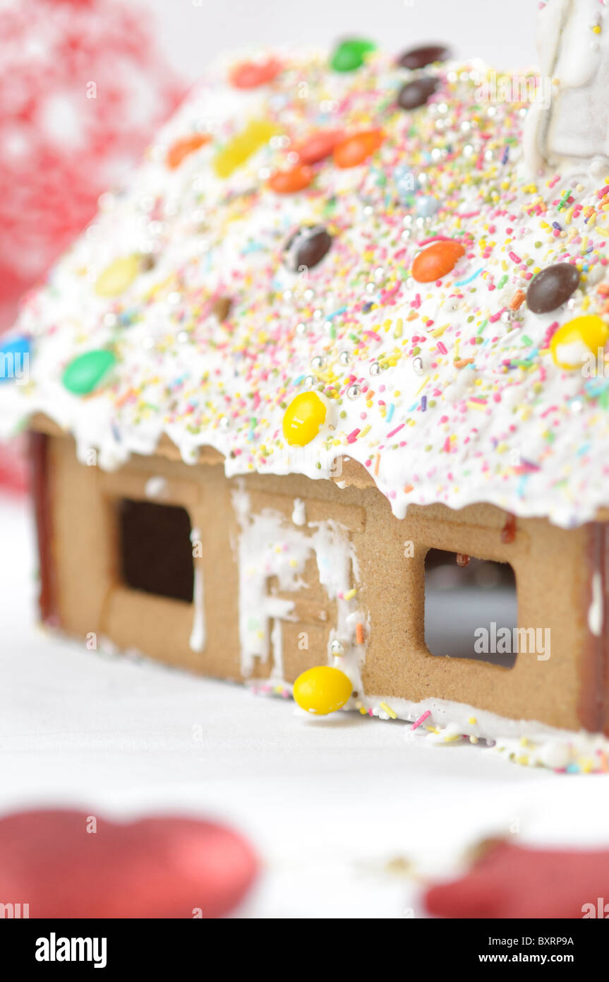 Tradizionale casa di panpepato decorate con i cookie e di ghiaccio per natale Foto Stock