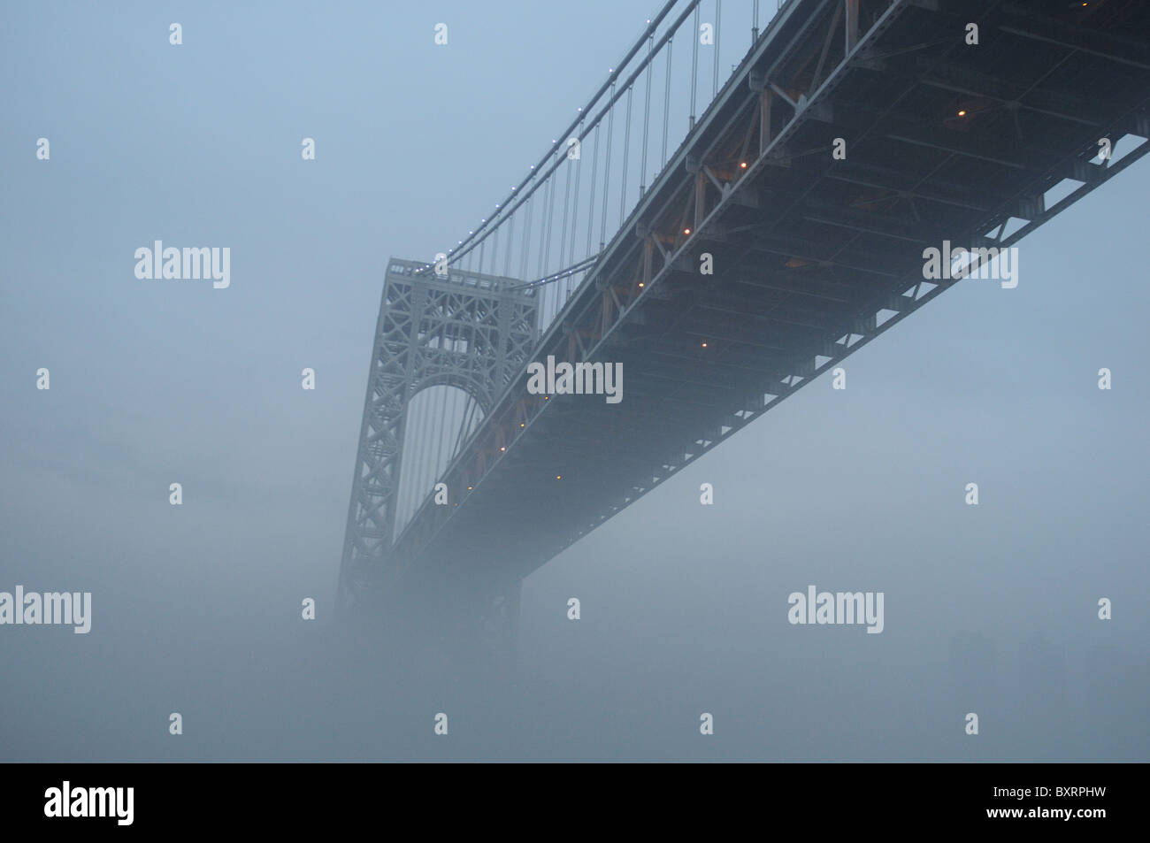 Il Ponte George Washington Bridge che attraversa il fiume Hudson tra New York e New Jersey, in caso di nebbia fitta. Gen 2, 2011 Foto Stock