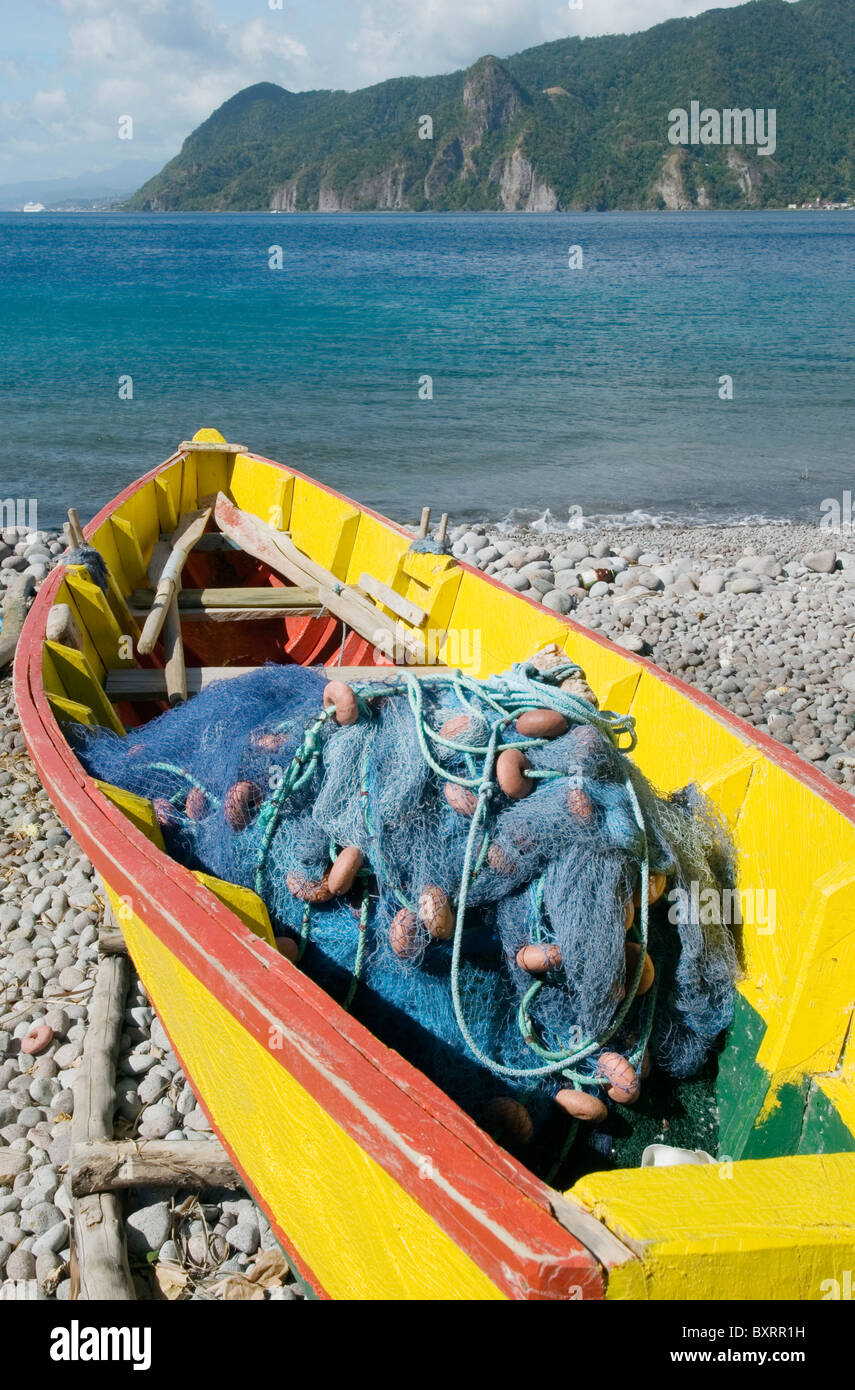 Caraibi, isole Windward, Dominica, Scotts Capo dell Atlantico, rete da pesca in barca sulla spiaggia Foto Stock