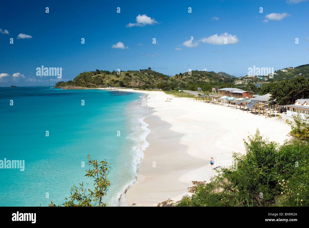 Caraibi, Isole Sottovento, Antigua, la vista della spiaggia di legno scuro Foto Stock