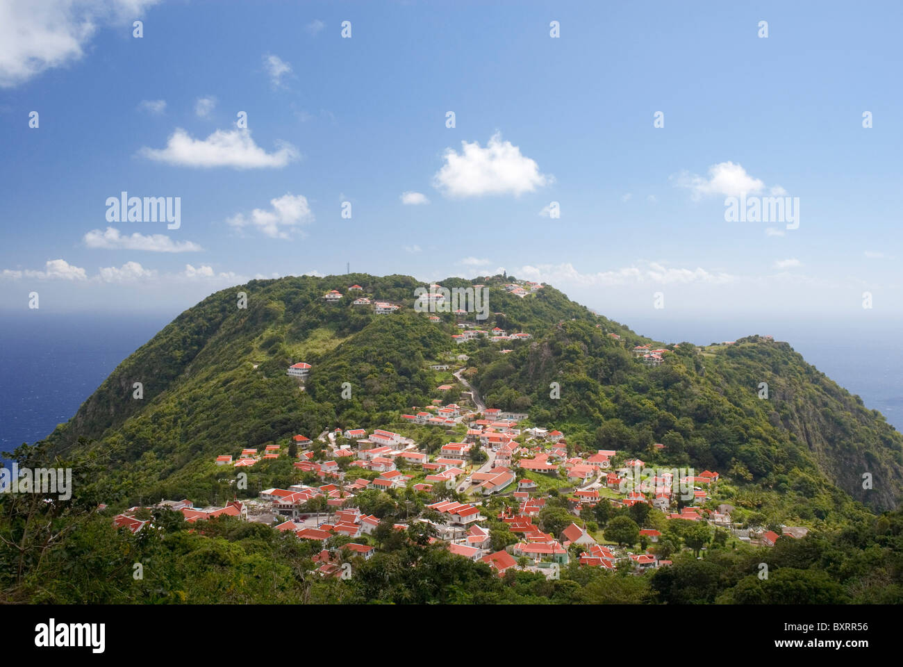 Caraibi, Isole Sottovento, Saba, lato sopravento, la vista della città con la montagna Foto Stock