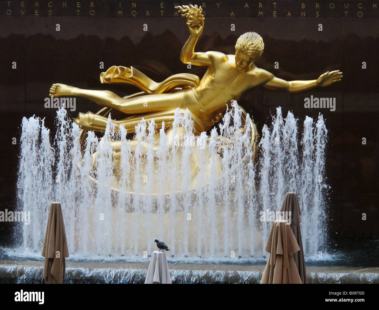 Fontana con la statua di Prometeo, Rockefeller Center Manhattan, New York, New York, USA, America del Nord Foto Stock