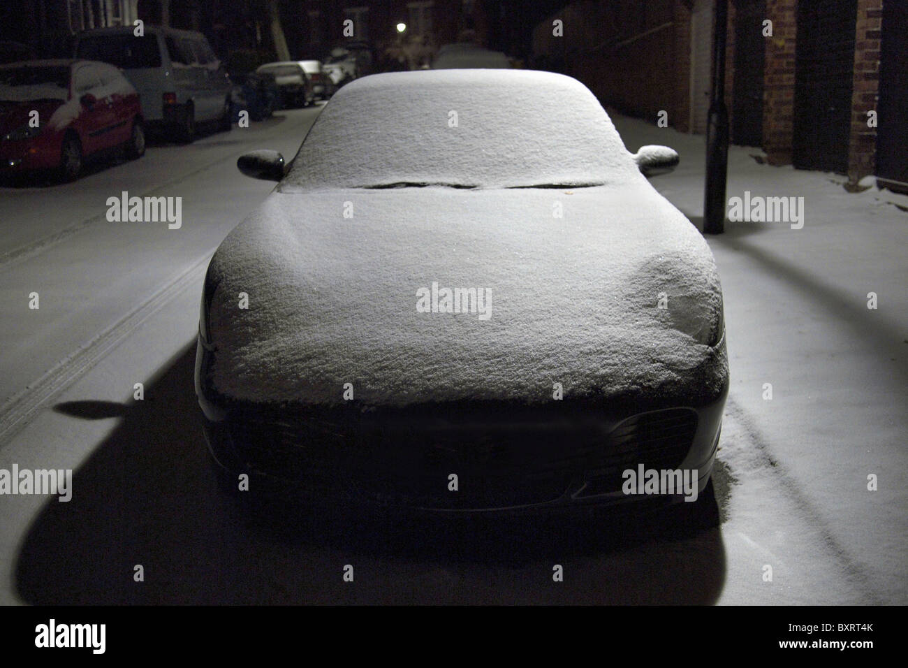 In inverno la neve come una coperta su una Porsche Carrera 911 in Londra England Regno Unito Foto Stock