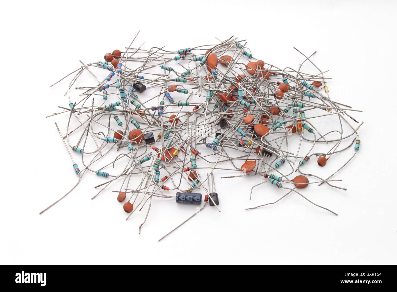 Assortimento di componenti elettronici su sfondo bianco. Foto Stock