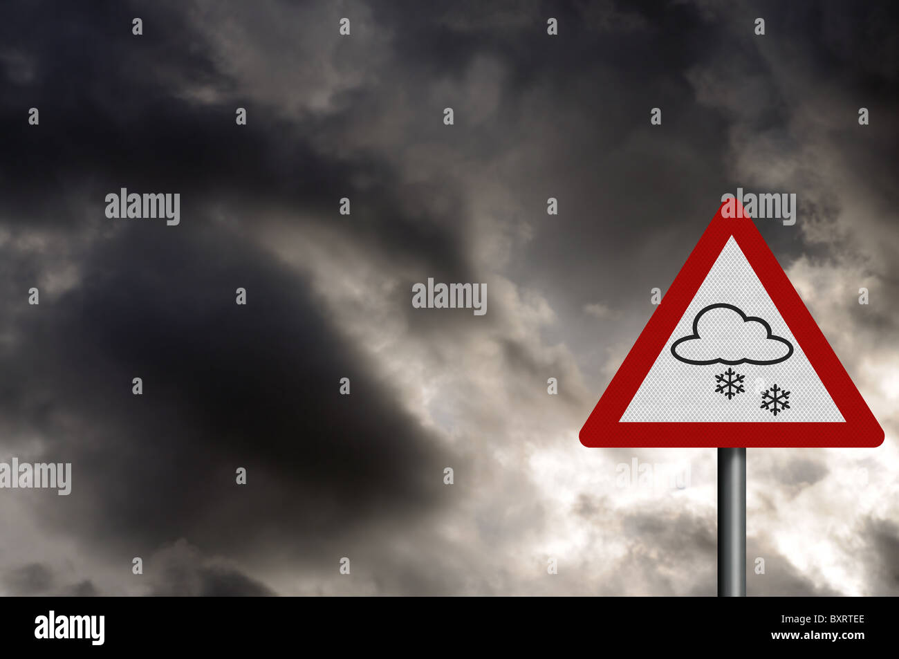 Foto realistiche 'sora avvertenza' segno, contro un cielo tempestoso. Con uno spazio per la sovrapposizione di testo. Foto Stock