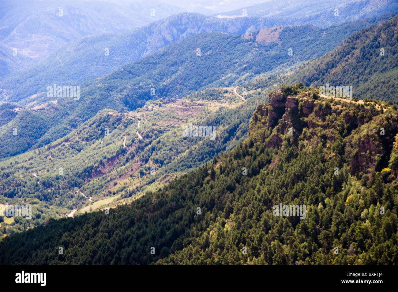 Spagna, Catanlan Pirenei e vista delle montagne verdi Foto Stock