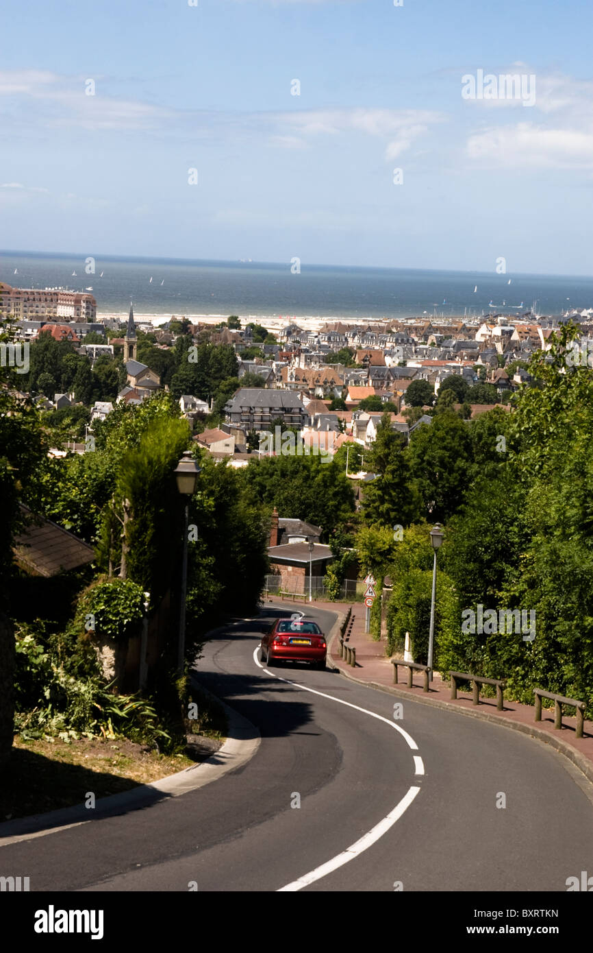 Francia, Normandie, Deauville, auto sulla strada verso la città Foto Stock