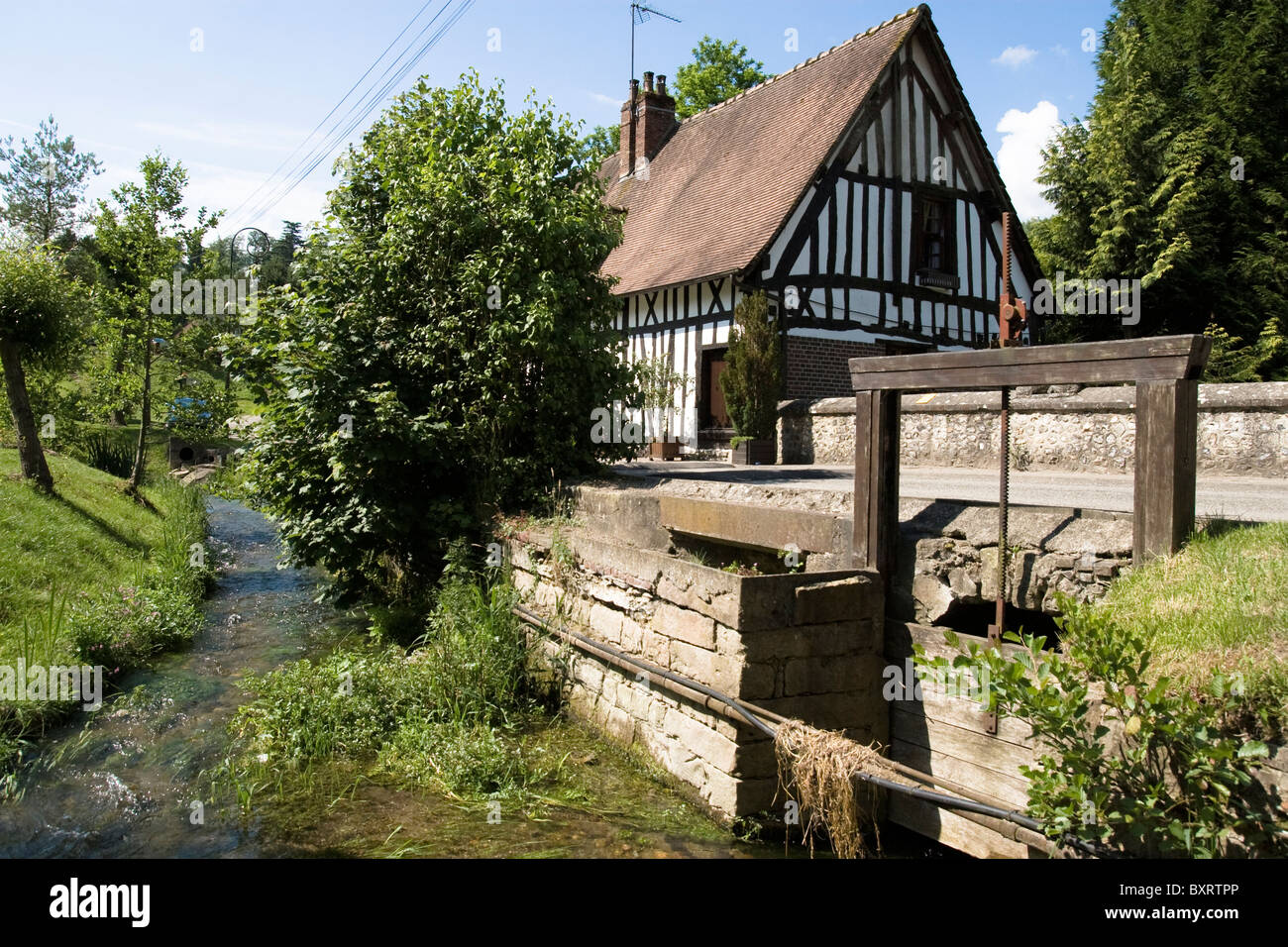 Francia, Normandie, Lyons La Foret, Vista della casa accanto a stream Foto Stock