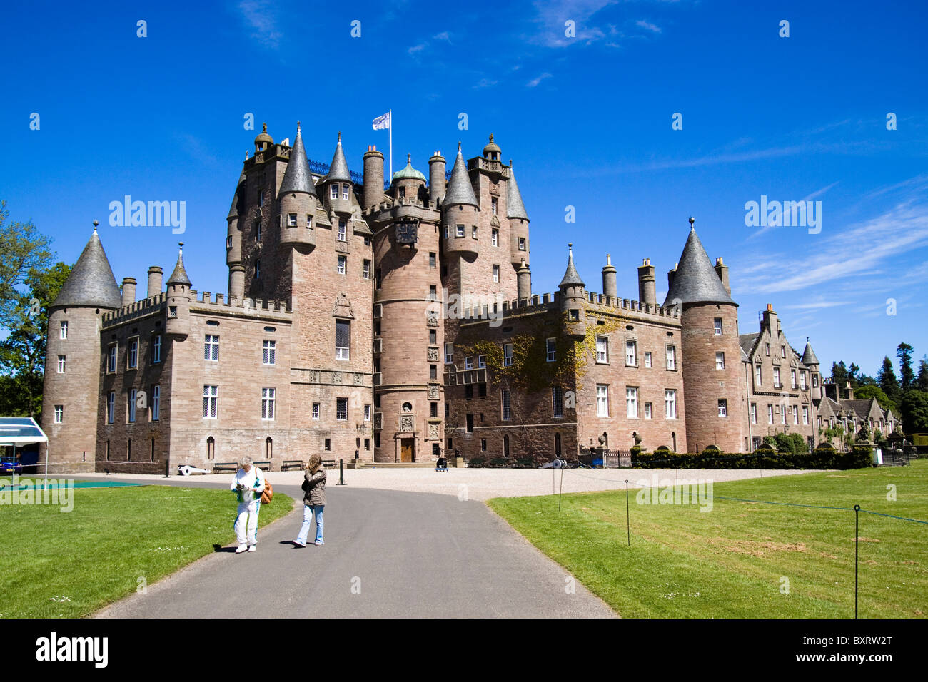 La Scozia, Perthshire, gente camminare oltre Glamis Castle Foto Stock