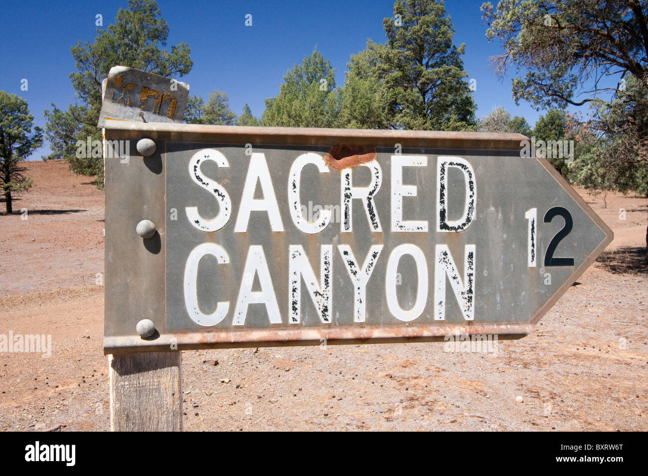 In Australia, in Sud Australia, Flinders Ranges, segno di freccia con testo Foto Stock