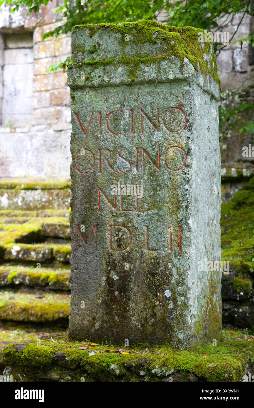 Cippo di Pier Francesco Orsini chiamato Vicino, Parco dei Mostri complesso monumentale, Bomarzo, Lazio, Italia Foto Stock