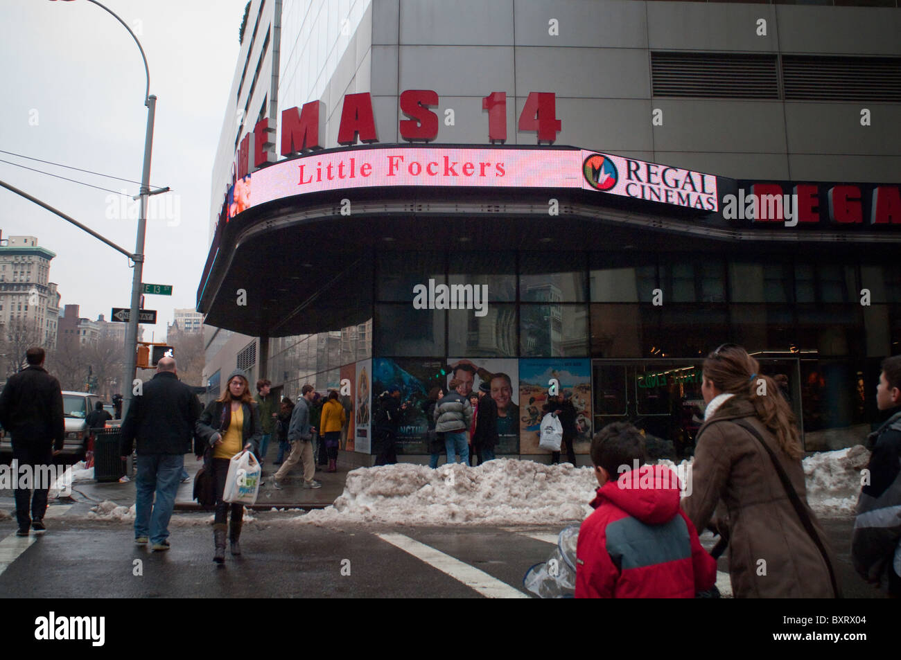 Il Regal Cinemas 14 movie theater visto nel quartiere di Union Square in in New York Foto Stock