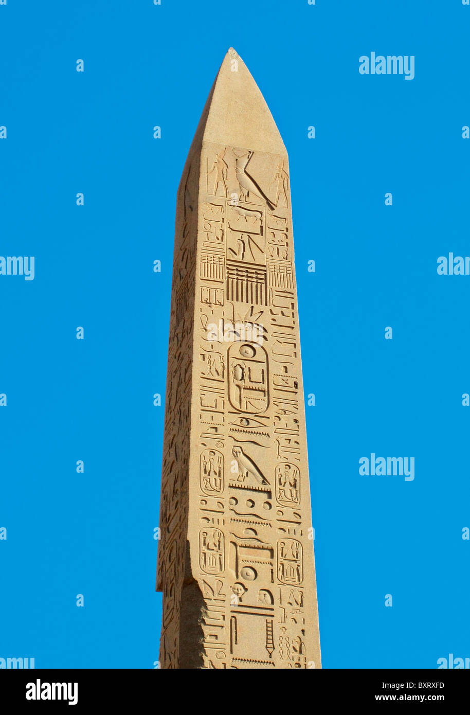 Obelisco al tempio di Karnak Foto Stock