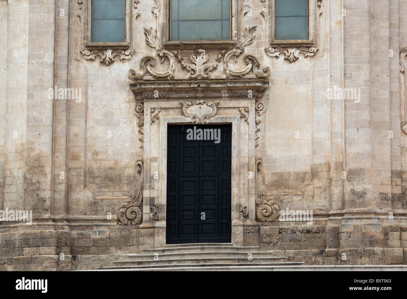 Il portale centrale, San Francesco d'Assisi chiesa, Matera, Basilicata, Italia Foto Stock