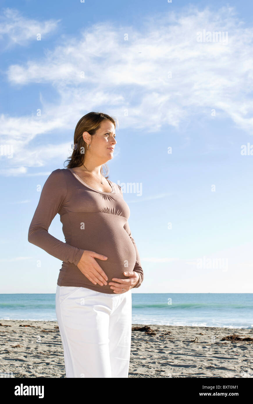 Profilo di donna in stato di gravidanza Foto Stock