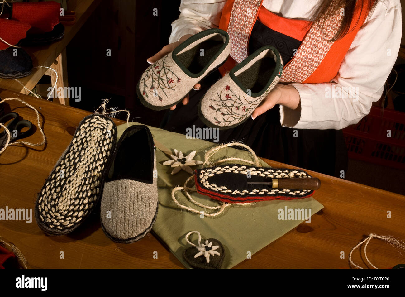 Pantofole (Socka), artigianato, Aosta, Gressoney-St-Jean, Valle d'Aosta,  Italia, Europa Foto stock - Alamy