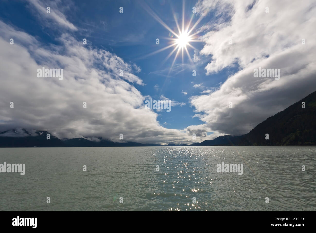 Cielo blu e nuvole sole luminoso sulla risurrezione Bay di Seward Alaska Foto Stock