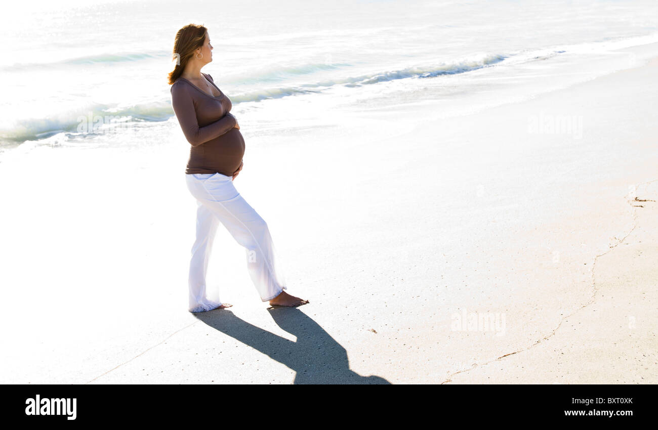 Profilo di donna in stato di gravidanza Foto Stock
