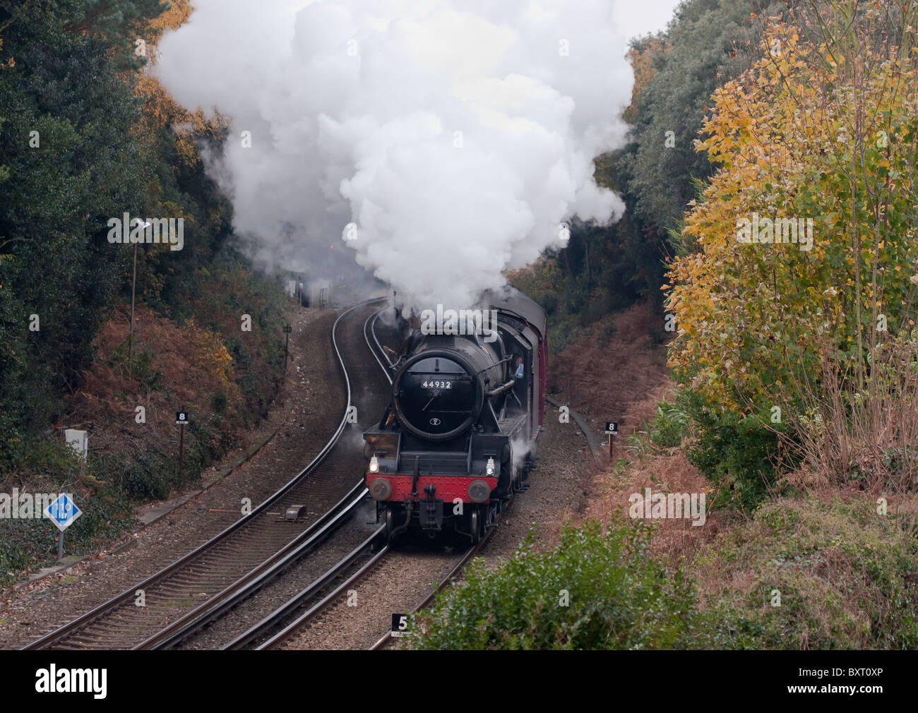 Treno a vapore a piena potenza, avvicinandosi a Bournemouth in Weymouth per linea di Waterloo, Dorset, Inghilterra, Regno Unito. Foto Stock