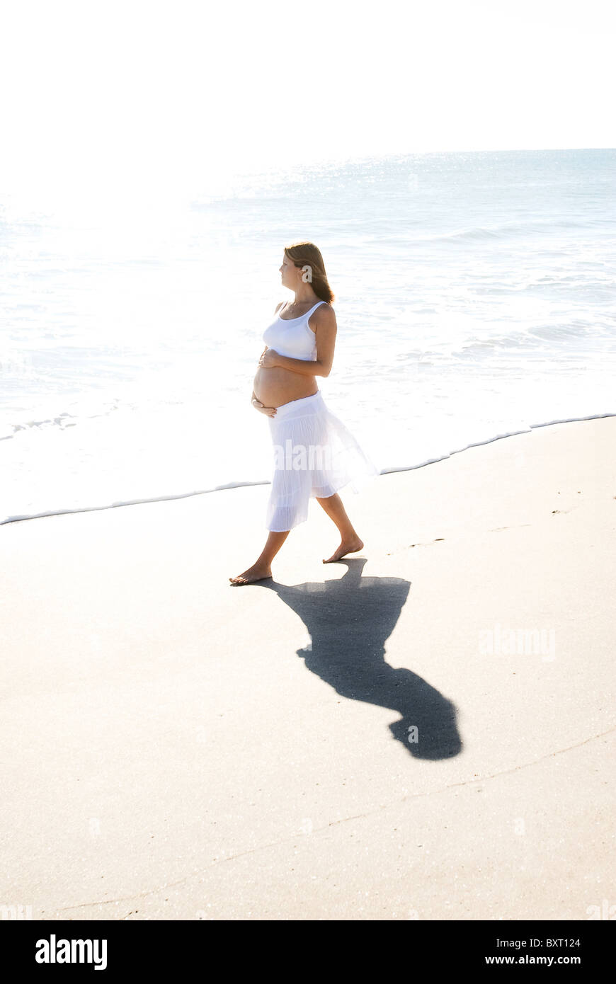 Profilo di donna incinta a piedi Foto Stock