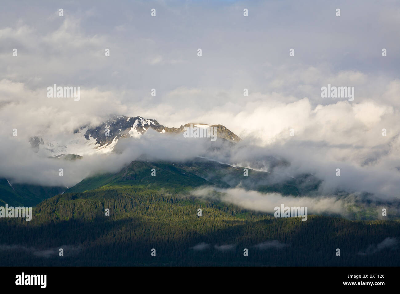 Nuvole basse in montagna in Seward Alaska Foto Stock