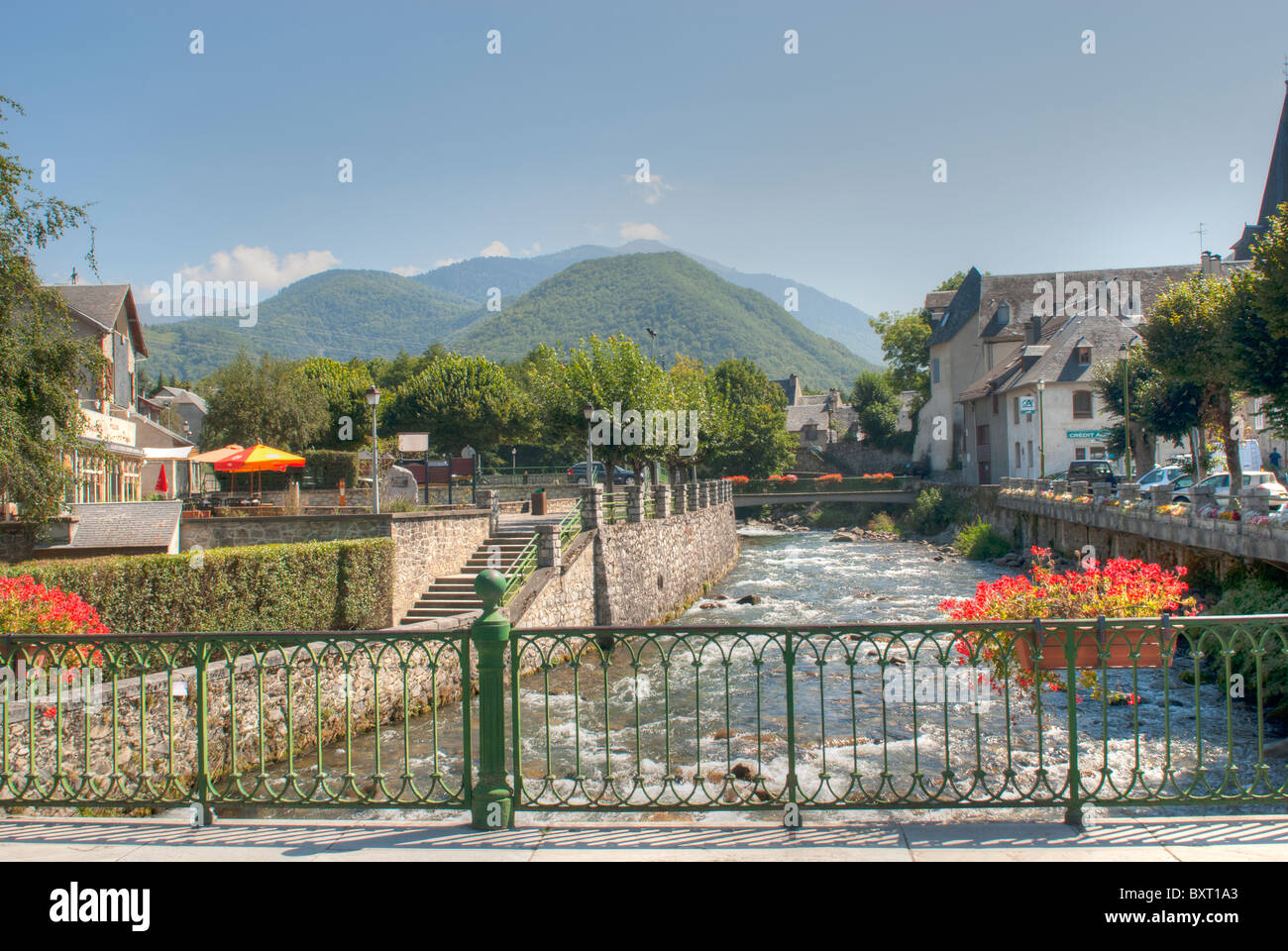 Un torrente di montagna passando attraverso il villaggio di Arreau negli Alti Pirenei Foto Stock