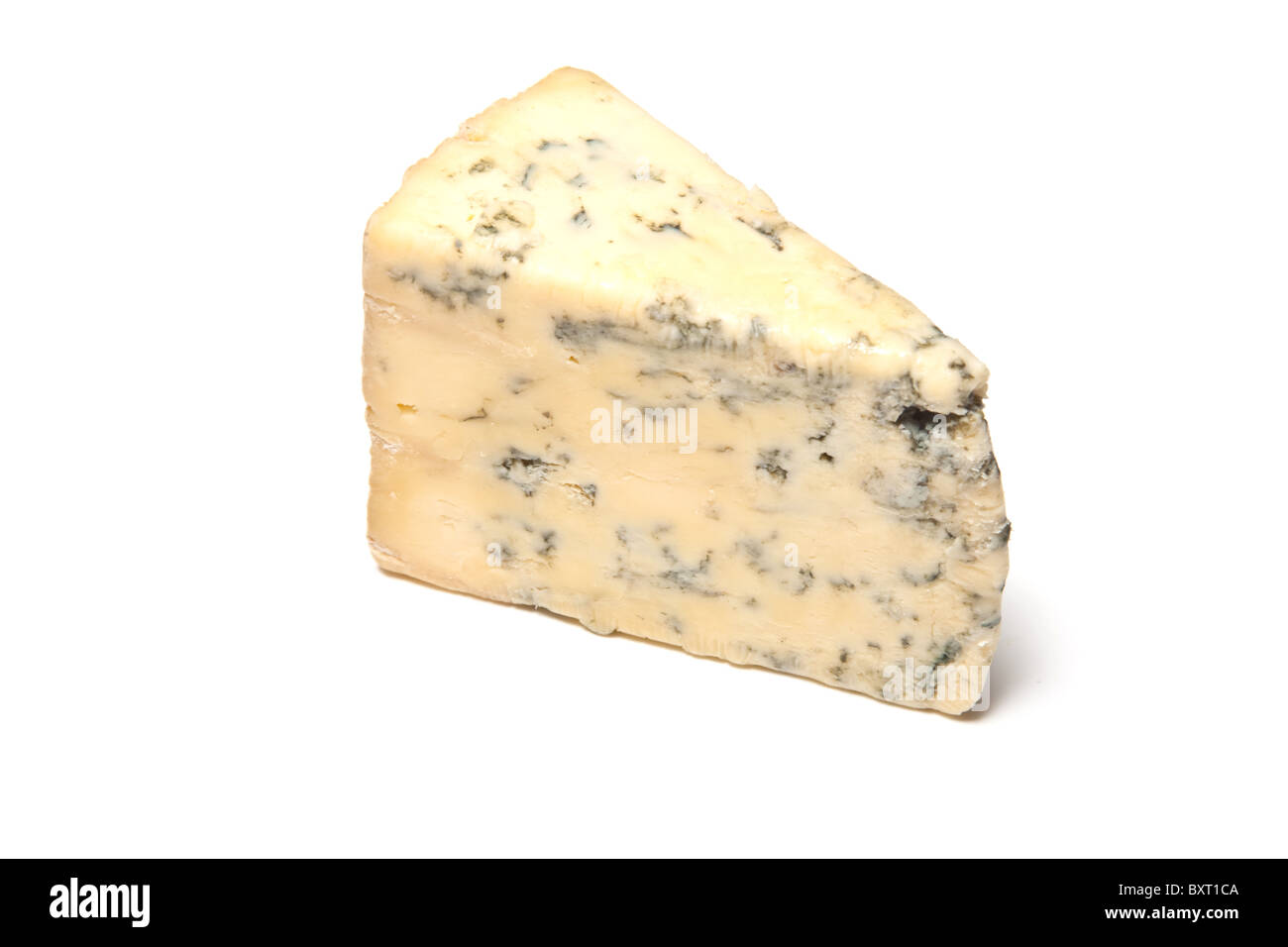 Stilton formaggio blu cuneo isolato su un bianco di sfondo per studio. Foto Stock