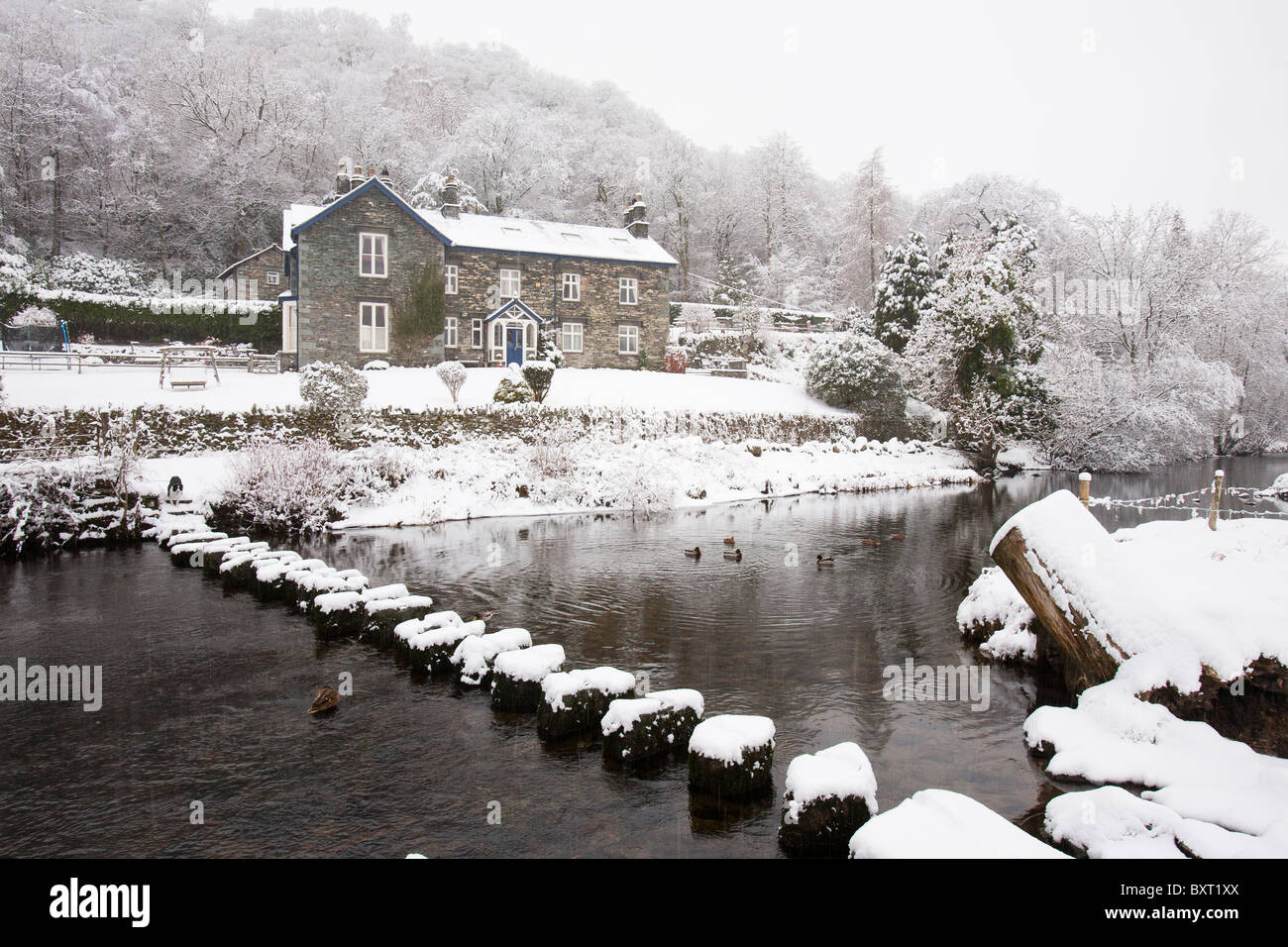 Pietre miliari attraverso il Fiume Rothay, sotto Loughrigg, vicino a Ambleside, Lake District, UK. Foto Stock