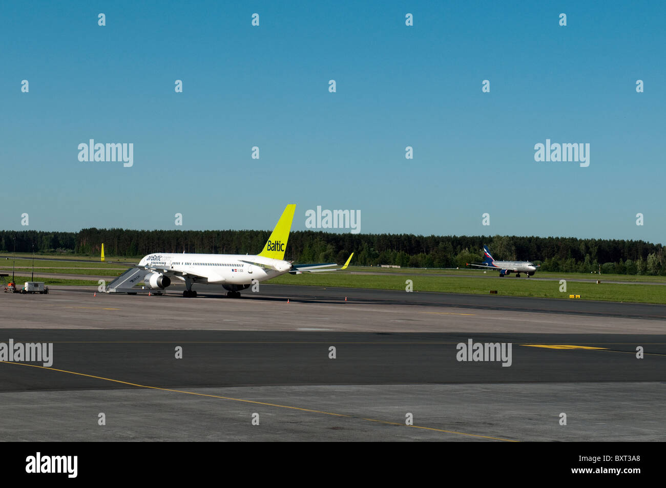 Due aerei a Riga International airport (RIX), Lettonia Foto Stock