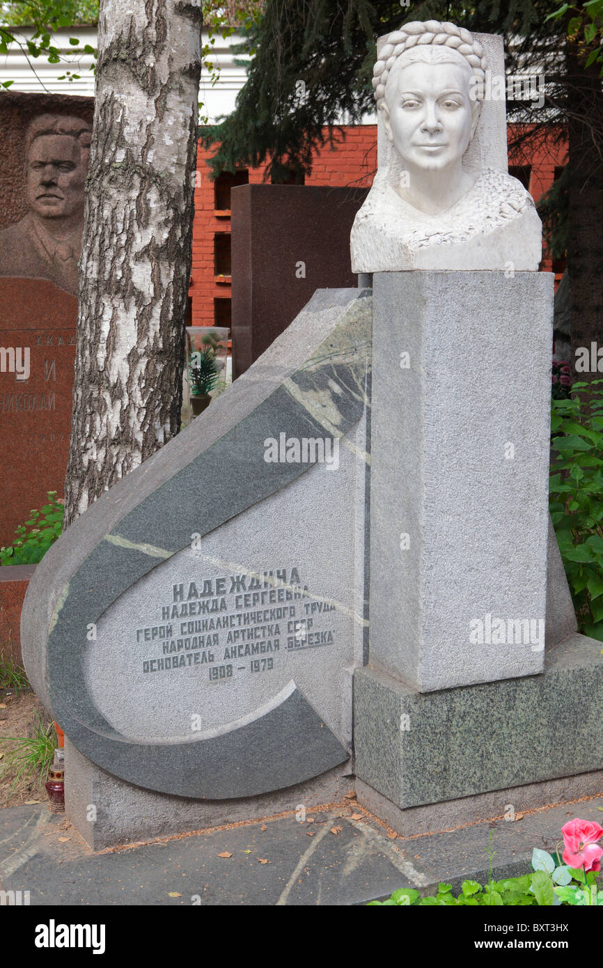 La tomba di sovietica di balletto russo master Nadezhdina Nadezhda (1908-1979) presso il cimitero di Novodevichy a Mosca, Russia Foto Stock