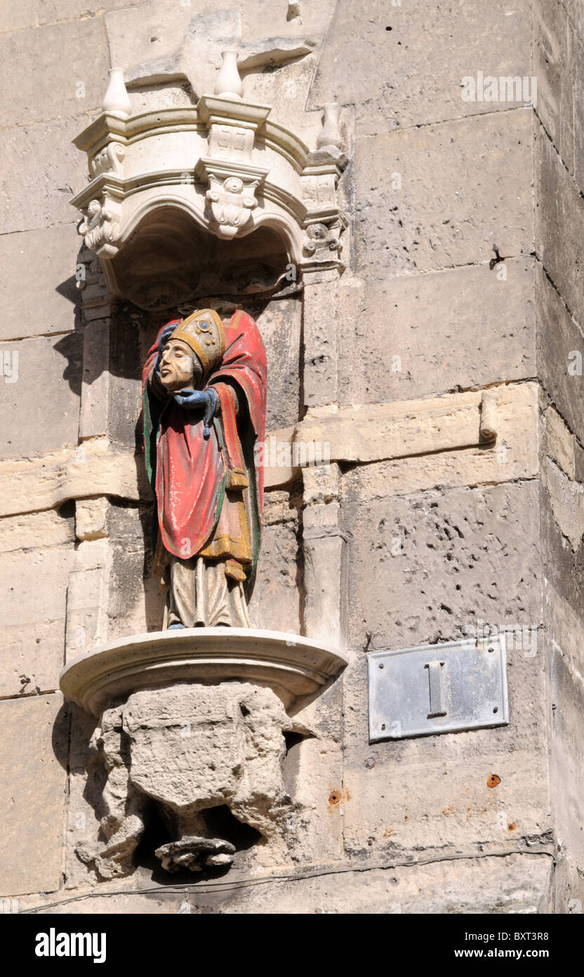 Parete statua raffigura carving decapitato martire o Saint portando la sua propria testa a Impasse de Belle immagine Crepy en valois Francia Foto Stock