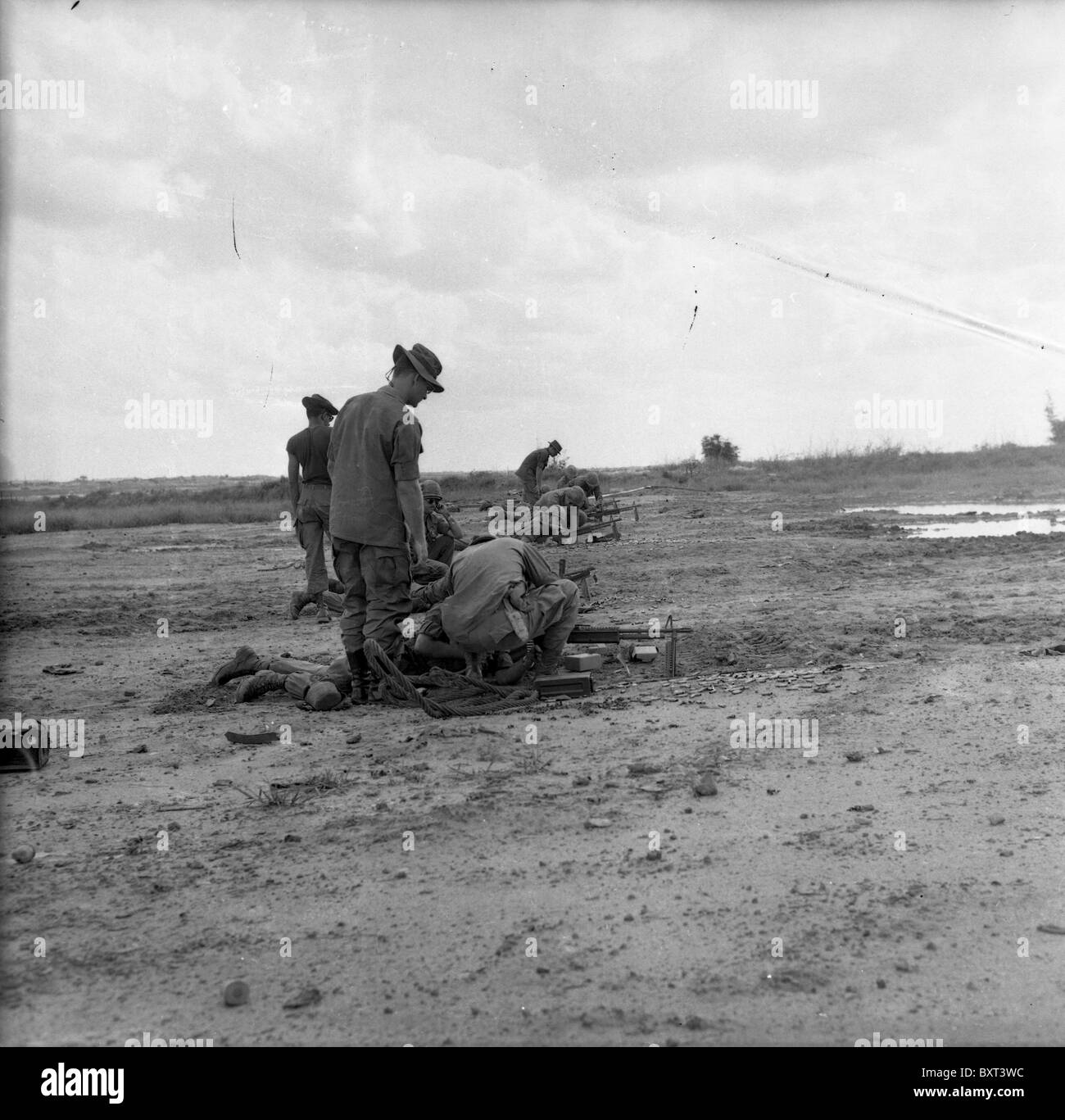 Membri della XXV divisione di fanteria pratica tiro 7,62 M60 mitragliatrici a Cu Chi durante la Guerra del Vietnam Foto Stock