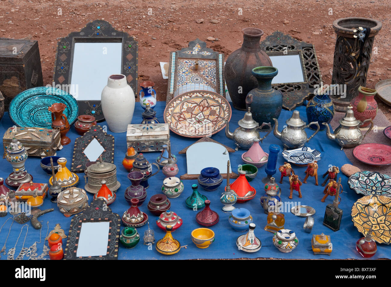 Gli oggetti artigianali in vendita presso un chiosco sul ciglio della strada vicino a Ourzazate, Marocco, Africa del Nord. Foto Stock