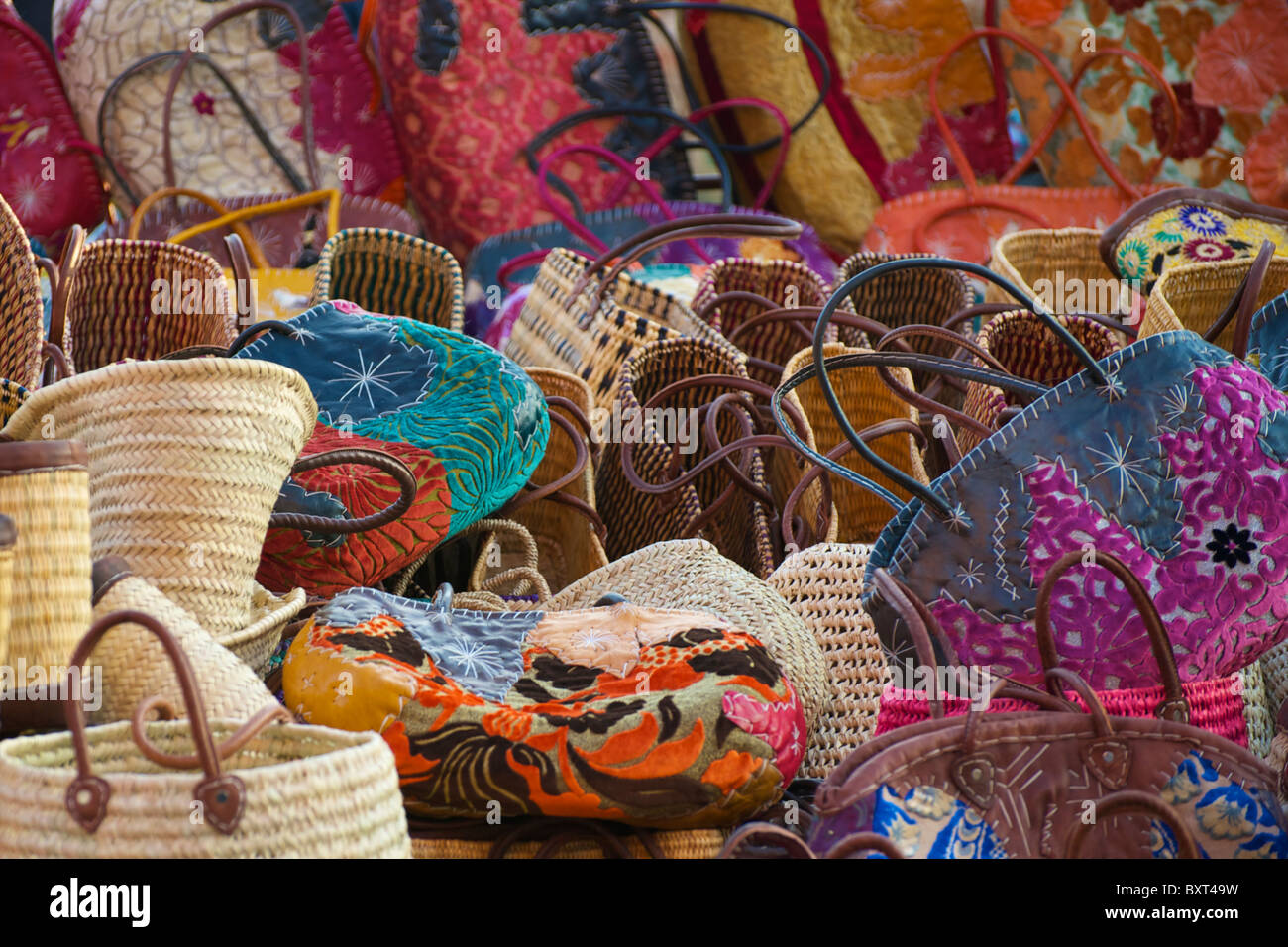 Colorato hessian e tessuto borse per lo shopping in vendita nella Medina di Marrakech. Foto Stock