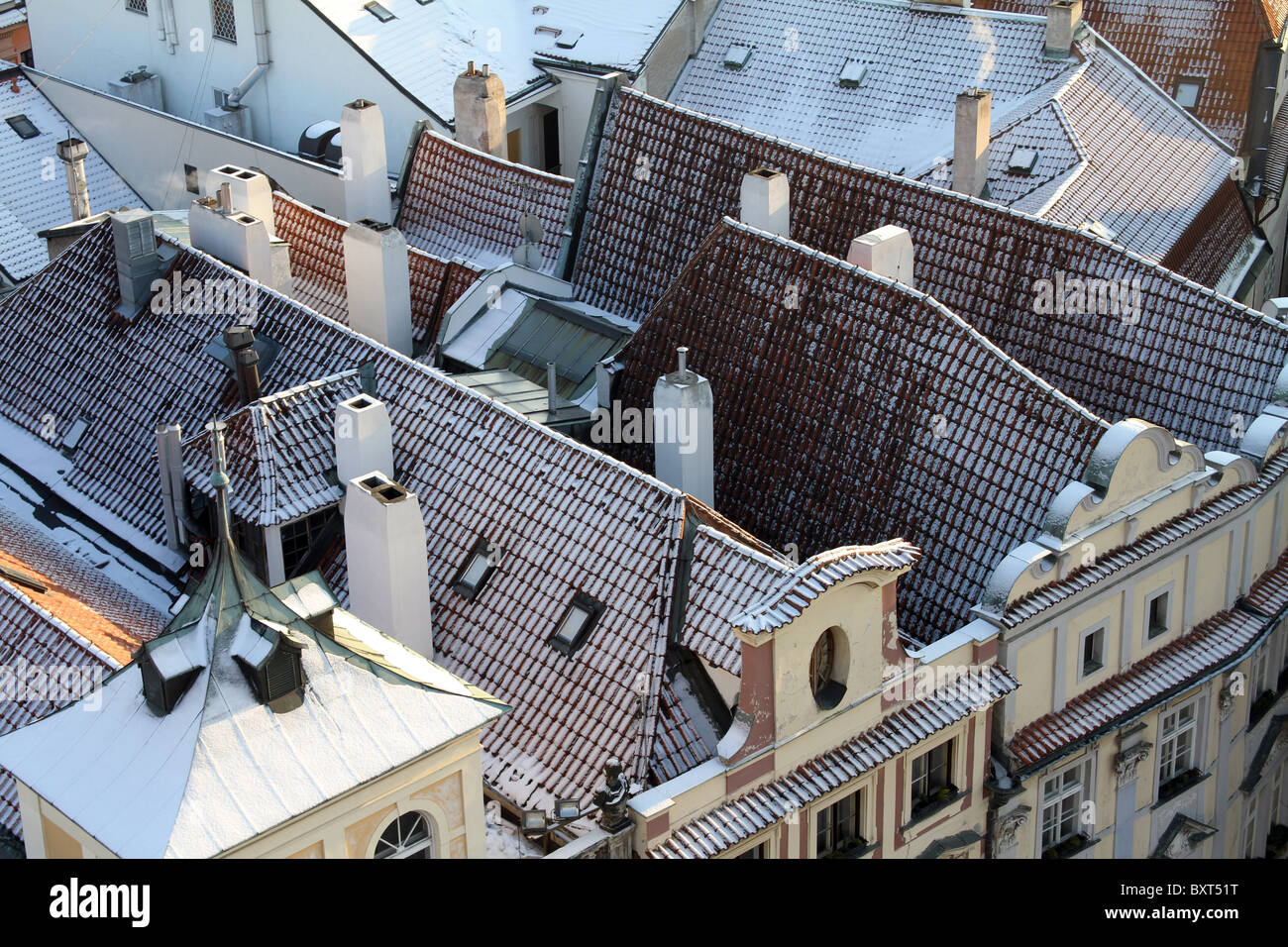 I tetti e i tetti di lo skyline di Praga, Repubblica Ceca con la neve in inverno Foto Stock