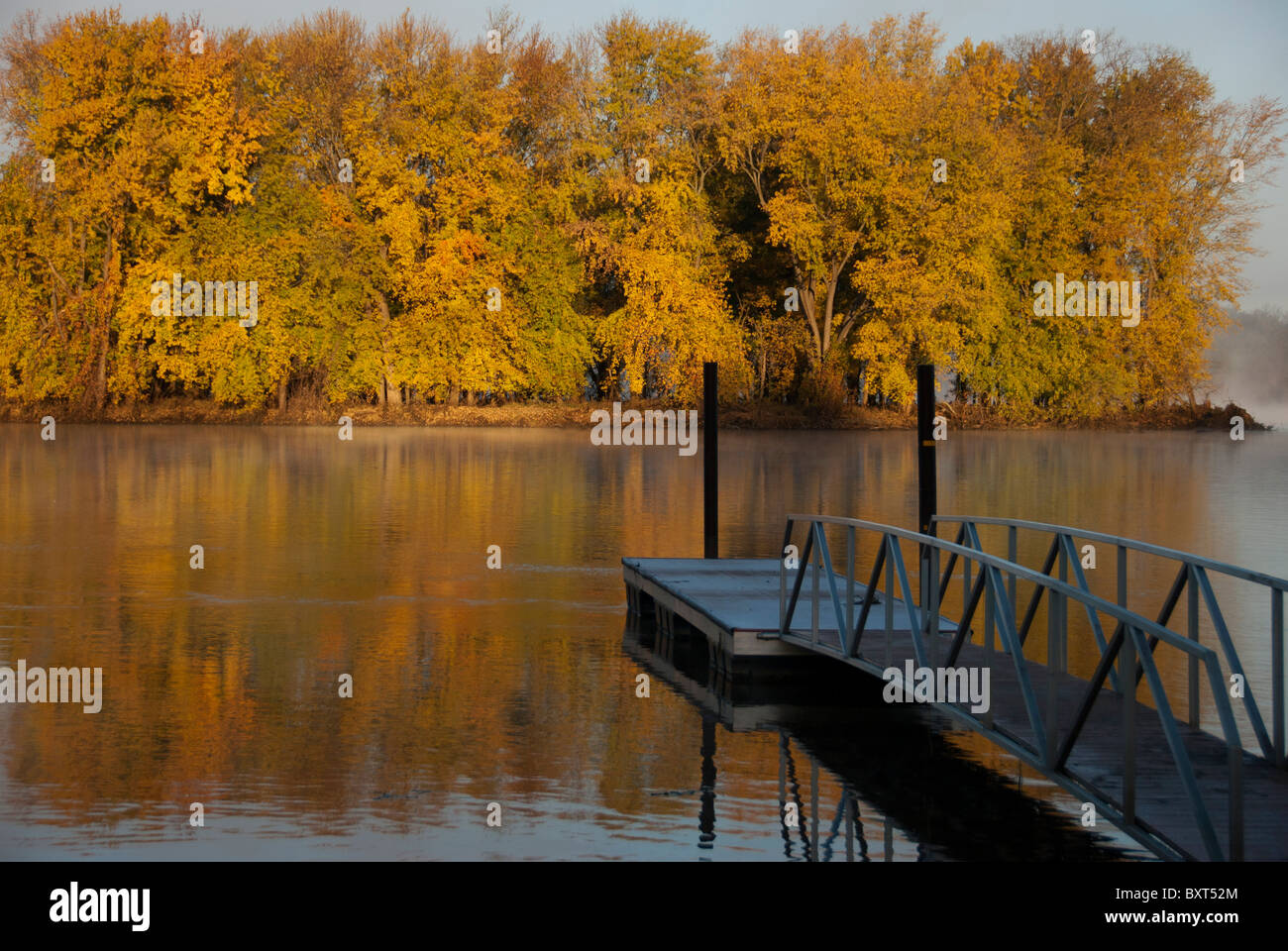Dock in barca lungo il fiume Mississippi su un tardo autunno mattina. Foto Stock