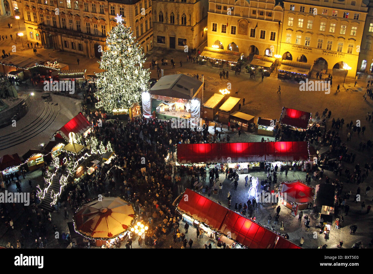 Tradizionale mercatino di Natale in Piazza della Città Vecchia di Praga, Repubblica Ceca Foto Stock