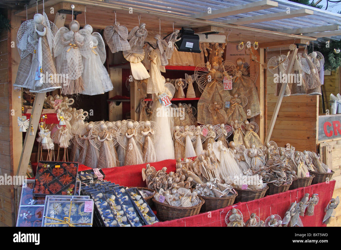 Tradizionale mercatino di Natale in Piazza della Città Vecchia di Praga, Repubblica Ceca Foto Stock