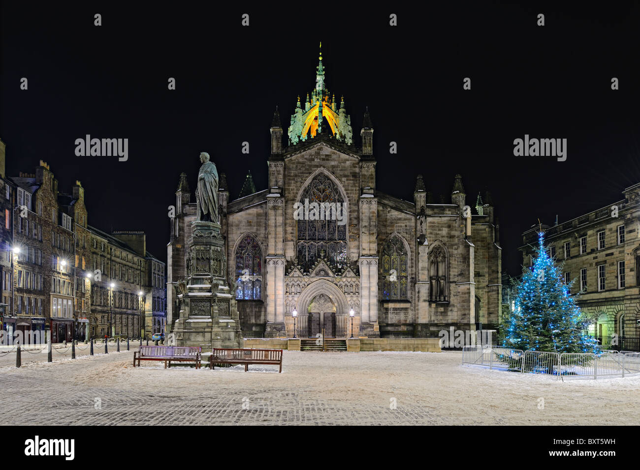 La facciata della Cattedrale di St Giles (alta Kirk), Edimburgo, Scozia, illuminata di notte in inverno Foto Stock