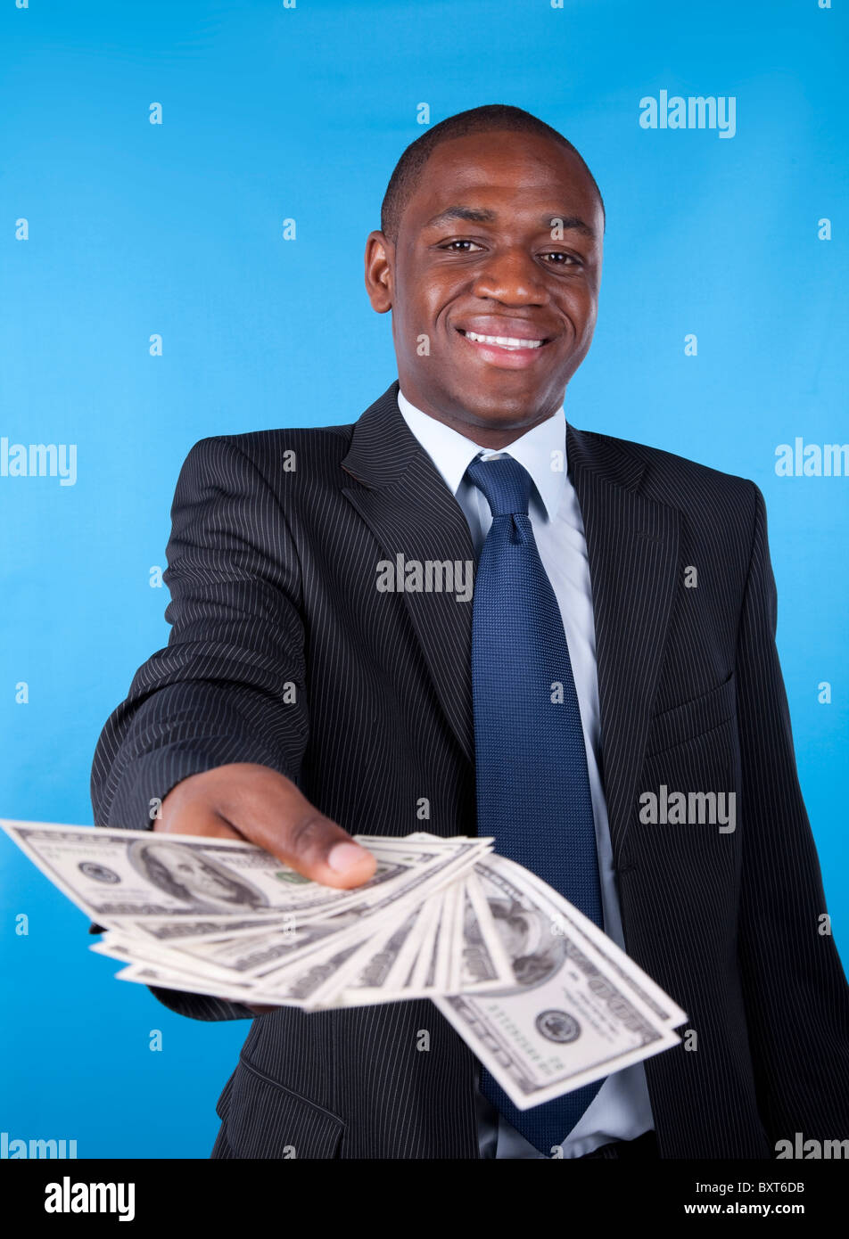 Successo e facoltoso imprenditore africani che vi mostra il denaro Foto Stock