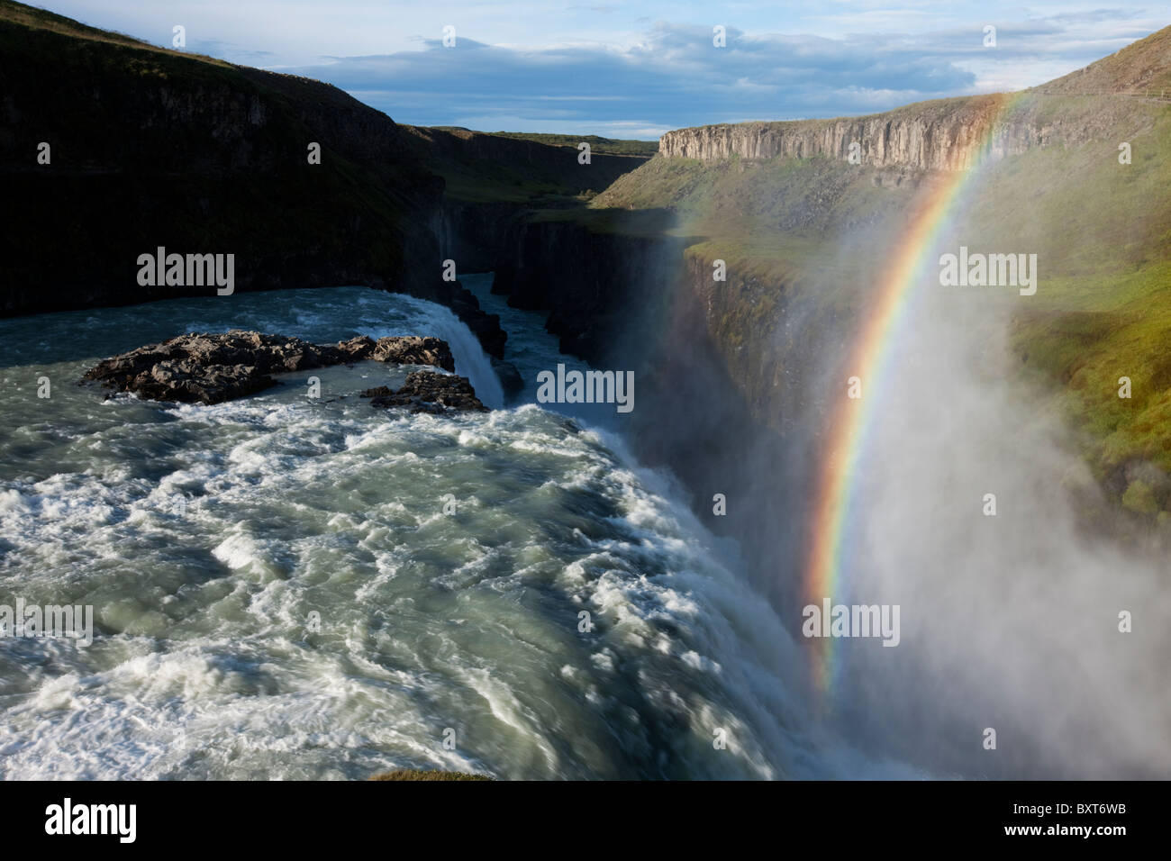 L'Islanda, Arnessysla County, Rainbow forme come fiume Hvita versa su Cascate Gullfoss su mattinata estiva Foto Stock