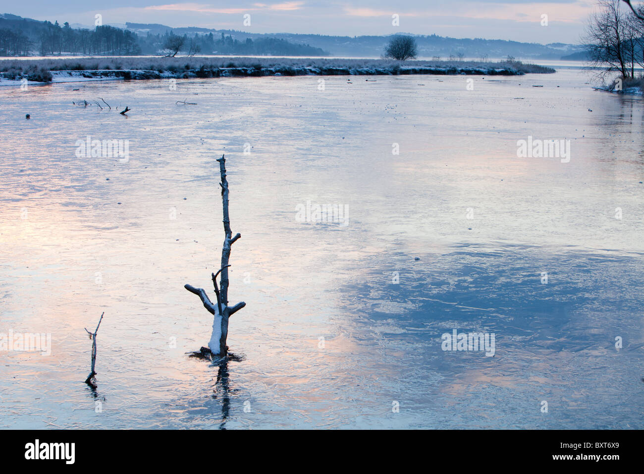 Il fiume entrando in Lago di Windermere completamente congelato durante il mese di dicembre 2010 cold snap. Foto Stock