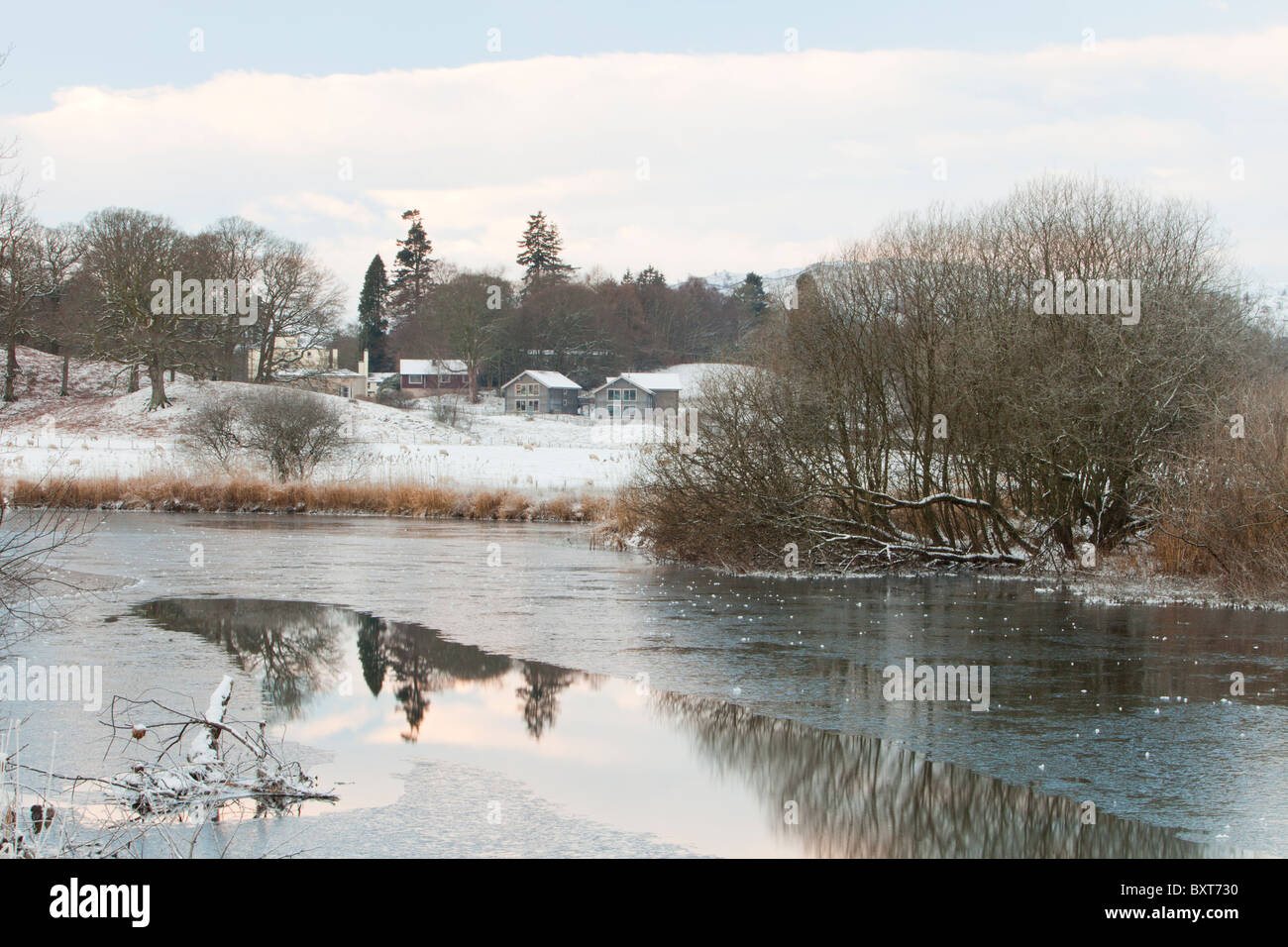 Il fiume entrando in Lago di Windermere quasi completamente congelato durante il mese di dicembre 2010 cold snap. Foto Stock