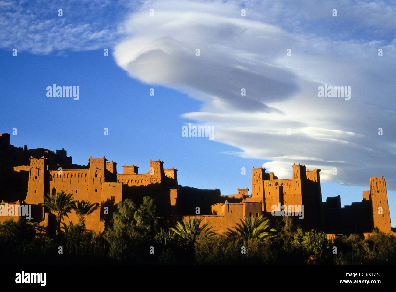Nube lenticolare sopra il Ksar di Ait-Ben-Haddou, vicino a Ouarzazate, Marocco Foto Stock