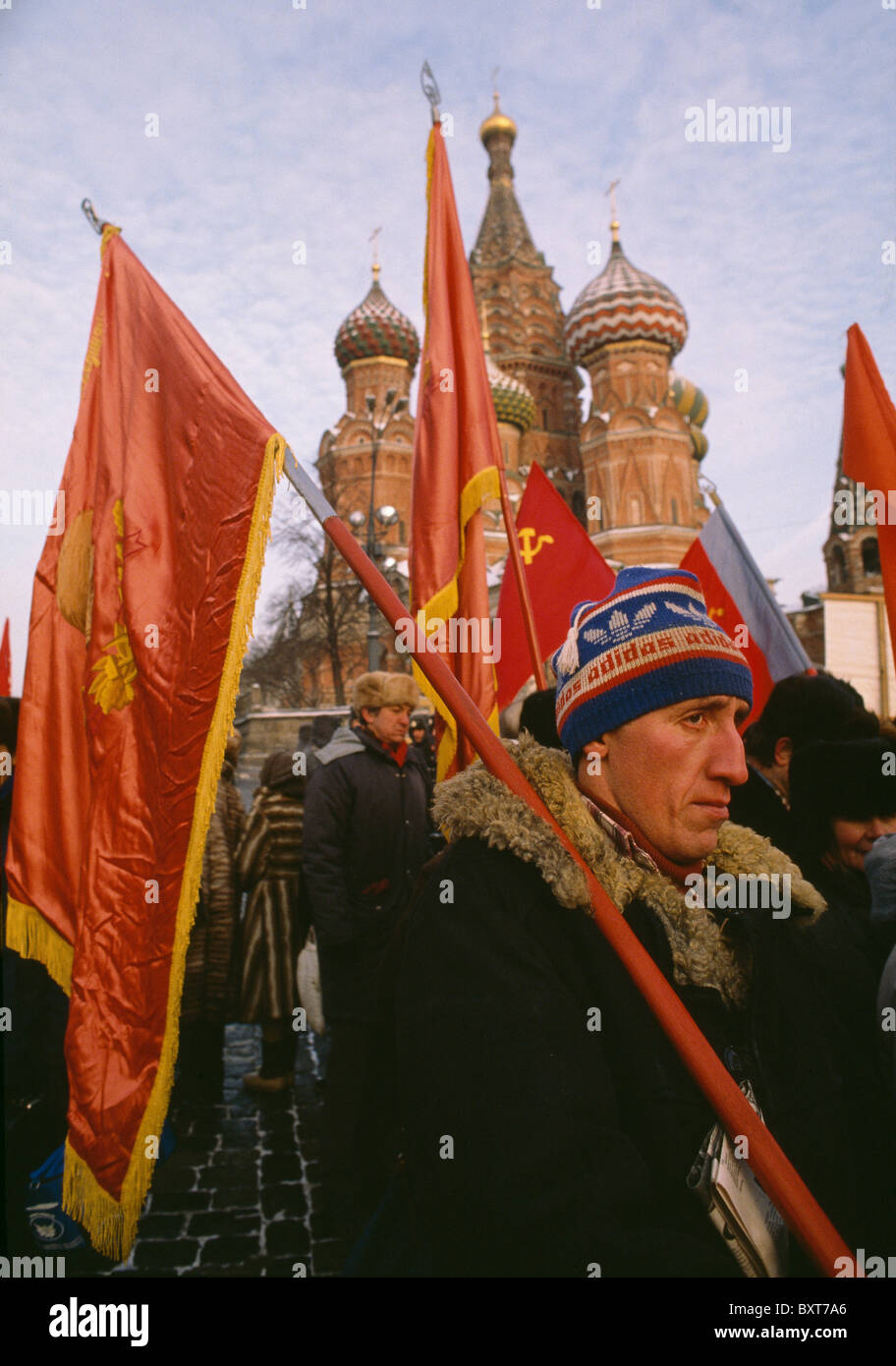 Un gruppo di russi marzo in una manifestazione a favore del ritorno del vecchio partito comunista e a Mosca, in Russia. Foto Stock