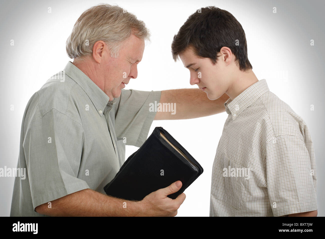 Padre portando il suo figlio nella preghiera per ricevere Gesù Foto Stock