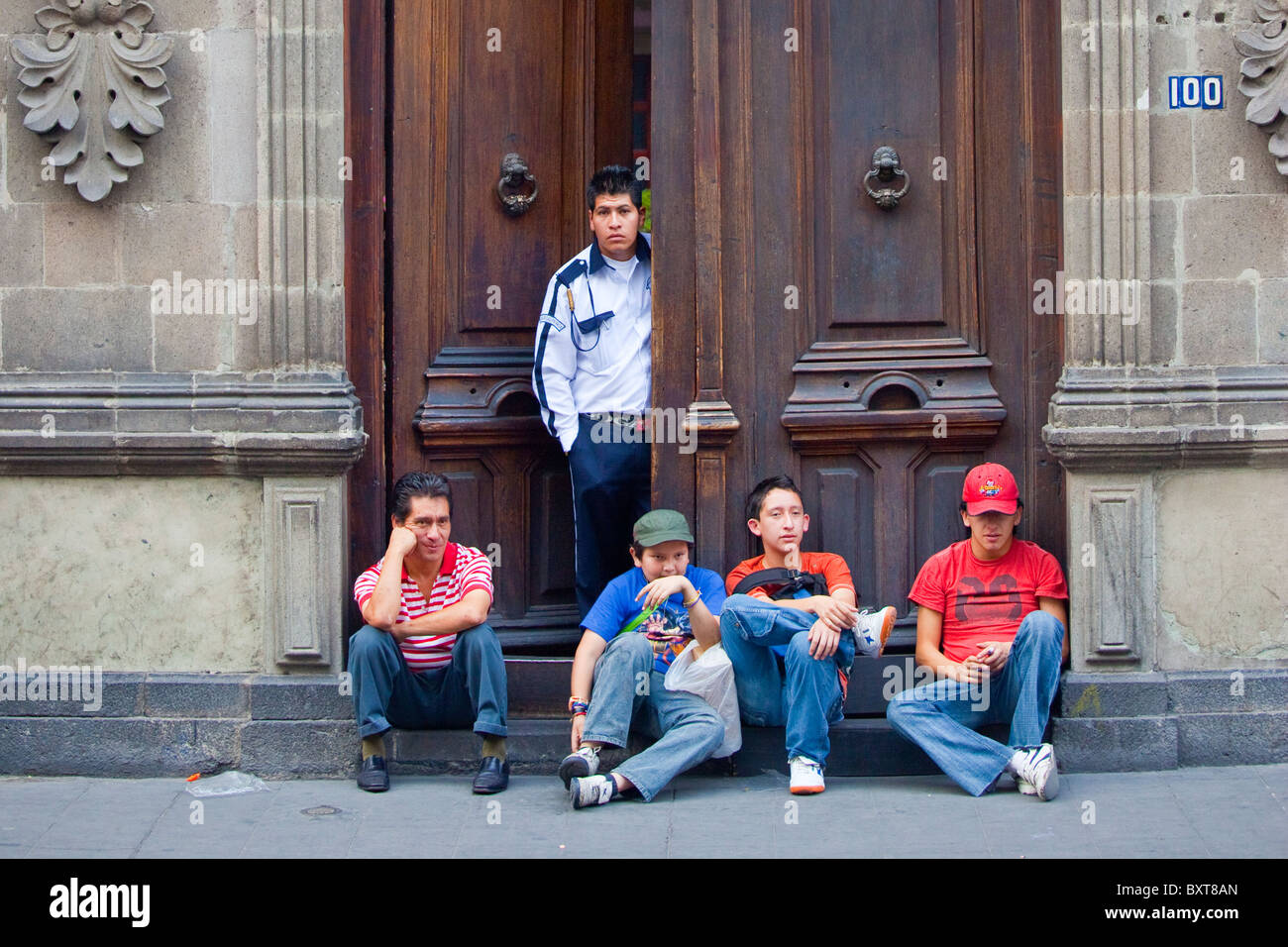 I giovani messicani in un portale, Città del Messico, Messico Foto Stock