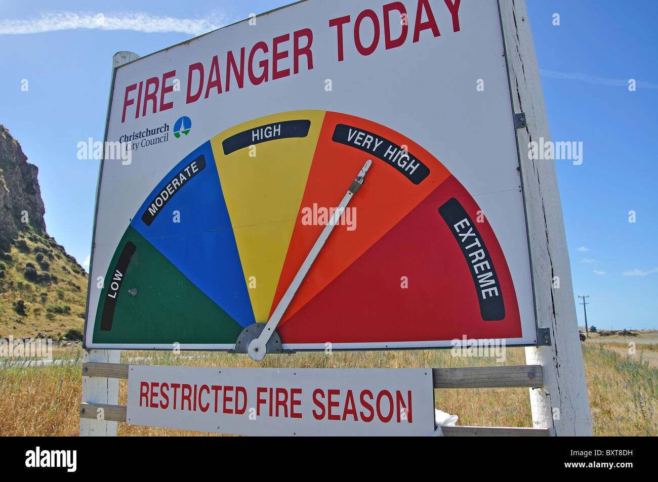 Pericolo di incendio segno, vicino al piccolo fiume, Penisola di Banks, Canterbury, Nuova Zelanda Foto Stock