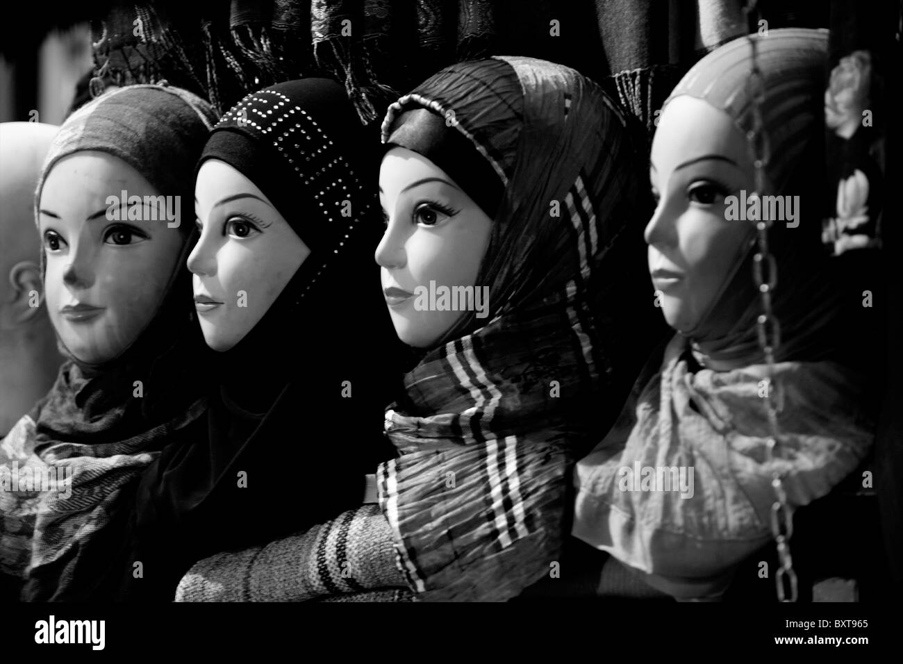 Teste di manichini di modellazione hijab o testa sciarpe nella Medina di Marrakech. Foto Stock