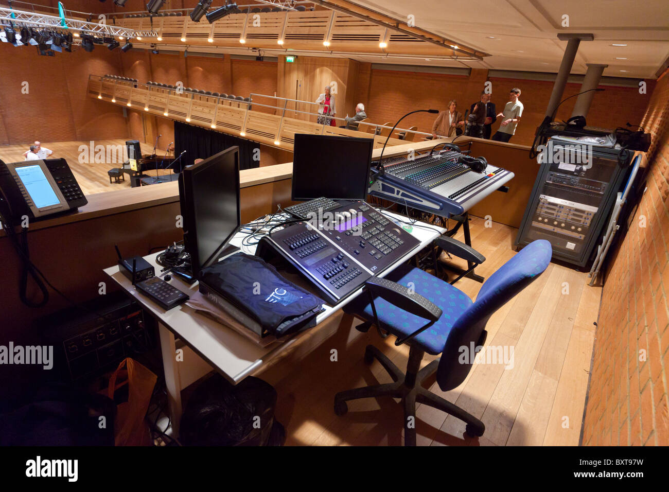 Centralina luci e mixer audio desk presso l'apice, Bury St Edmunds, Suffolk, Regno Unito Foto Stock